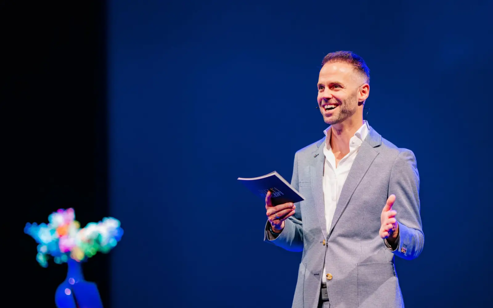 Marc Neerhof als dagvoorzitter tijdens een evenement